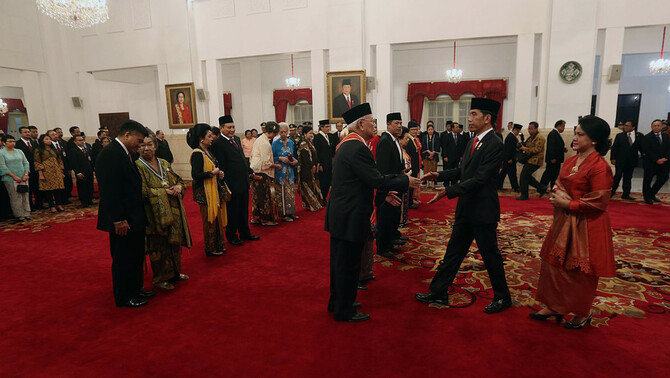 Presiden Joko Widodo (keempat kanan) dan Ibu Negara Iriana Joko Widodo (ketiga kanan) memberikan selamat kepada Mantan Ketua Mahkamah Agung Bagir Manan (kiri tengah) dan tujuh penerima bintang kehormatan lainnya usai pemberian bintang kehormatan di Istana Negara, Jakarta, 15 Agustus 2017.