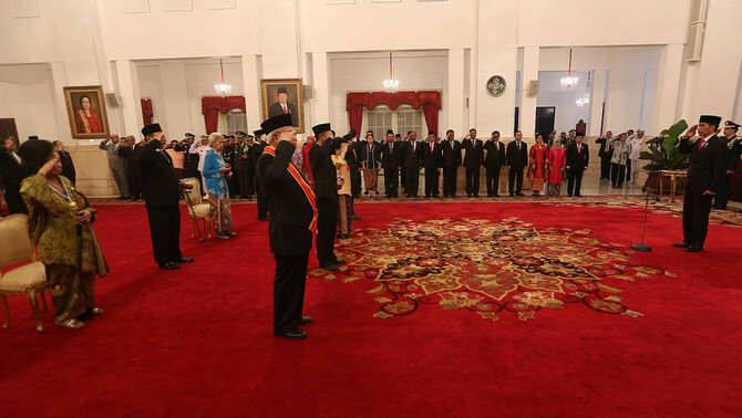 Presiden Joko Widodo (kanan) bersama delapan penerima bintang kehormatan lainnya menyanyikan lagu Indonesia Raya , usai pemberian bintang kehormatan di Istana Negara, Jakarta, 15 Agustus 2017.