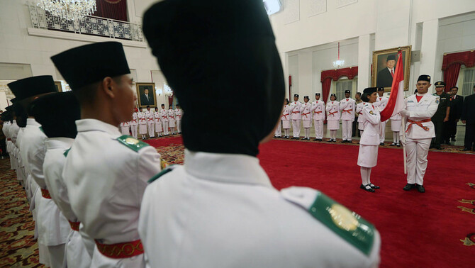 Pasukan pengibar bendera pusaka dalam pengukuhan pasukan pengibar bendera pusaka (Paskibraka) 2017 di Istana Negara, Jakarta, 15 Agustus 2017.