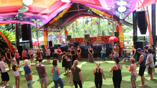 Wisatawan asing mengikuti yoga di Bali.