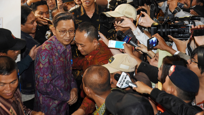 Wakil Presiden periode 2009-2014 yang juga mantan Gubernur Bank Indonesia Boediono (kiri) mendapat cecaran pertanyaan oleh wartawan terkait dilanjutkannya kembali penyidikan kasus dugaan korupsi 