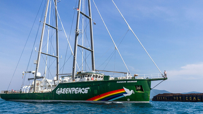 Kapal Greenpeace, Rainbow Warrior, menghalau kapal tongkang pengangkut batubara keluar dari wilayah perairan konservasi Karimunjawa, Jepara, Jawa Tengah, 2 Mei 2018.