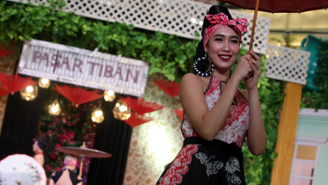 Peragawati memamerkan busana rancangan Anne Avantie saat Parade Show Soerat Tjintakoe di Lippo Mall Puri, Jakarta, Jumat (4/5/2018) malam.  Pameran karya anak bangsa Pasar Tiban digelar di Lippo Mall Puri hingga Minggu (6/5/2018) yang memadukan beraneka produk fashion dengan kuliner khas Indonesia. 