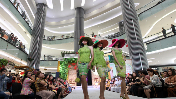 Peragawati memamerkan busana rancangan Anne Avantie saat Parade Show Soerat Tjintakoe di Lippo Mall Puri, Jakarta, Jumat (4/5/2018) malam.  Pameran karya anak bangsa Pasar Tiban digelar di Lippo Mall Puri hingga Minggu (6/5/2018) yang memadukan beraneka produk fashion dengan kuliner khas Indonesia. 