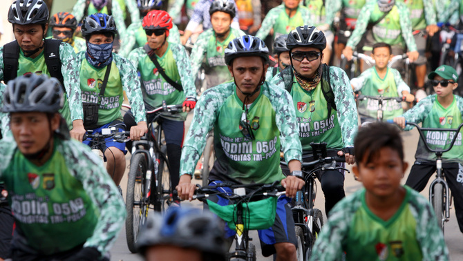 Peserta Fun Bike memperingati HUT Kodim 0509/ Kabupaten Bekasi Ke-5 yang berlangsung di  kawasan Lippo Cikarang, Jawa Barat, Minggu (6/5/2018).  Fun bike dengan tema “Sinergitas TNI-Polri dan Masyarakat” mengambil rute sejauh 12 km mulai  dari Markas Kodim 0509/ Kab. Bekasi melintasi kawasan Lippo Cikarang sejauh kurang lebih 12 km dengan titik akhir di Central Park Meikarta.