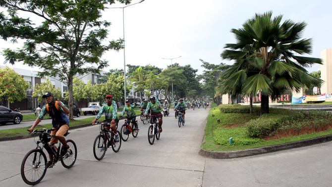 Peserta Fun Bike memperingati HUT Kodim 0509/ Kabupaten Bekasi Ke-5 yang berlangsung di  kawasan Lippo Cikarang, Jawa Barat, Minggu (6/5/2018).  Fun bike dengan tema “Sinergitas TNI-Polri dan Masyarakat” mengambil rute sejauh 12 km mulai  dari Markas Kodim 0509/ Kab. Bekasi melintasi kawasan Lippo Cikarang sejauh kurang lebih 12 km dengan titik akhir di Central Park Meikarta.