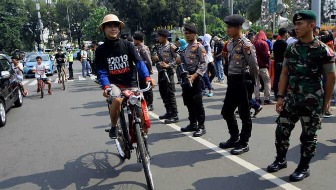 Seorang simpatisan gerakan #2019GantiPresiden menghadiri deklarasi di depan patung kuda, Jakarta, Minggu 6 Mei 2018.