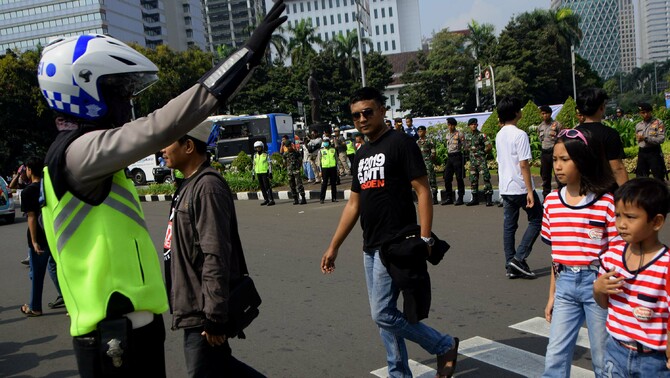 Seorang simpatisan gerakan #2019GantiPresiden menghadiri deklarasi di depan patung kuda, Jakarta, Minggu 6 Mei 2018.