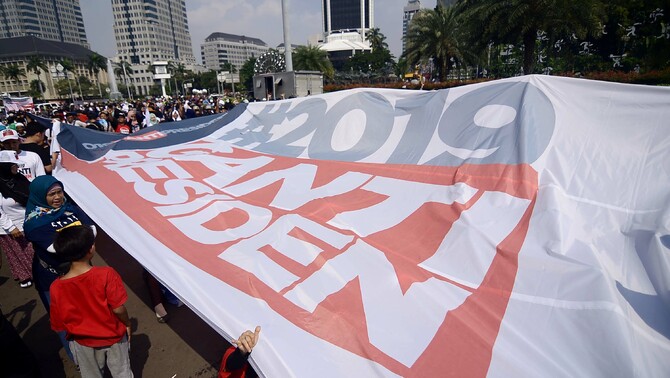Ratusan massa gerakan #2019GantiPresiden menghadiri deklarasi di depan patung kuda, Jakarta, Minggu 6 Mei 2018.
