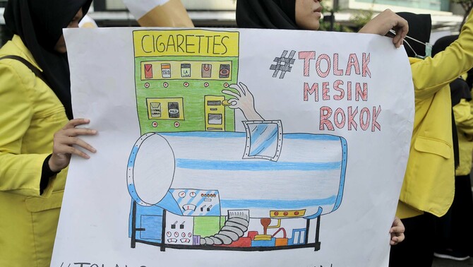 Mahasiswa Universitas Indonesia (UI) saat menggelar aksi kampanye 