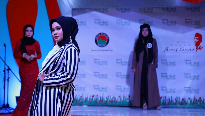 Peserta dalam peragaan busana hijab dalam acara Bamusi Hijab Hunt Talent 2018 di Jakarta, Minggu 6 Mei 2018.