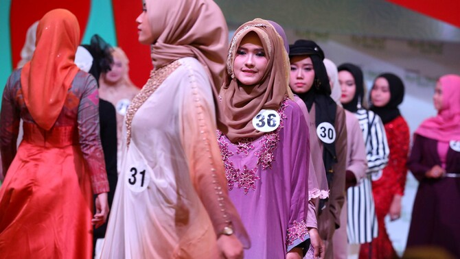 Peserta dalam peragaan busana hijab dalam acara Bamusi Hijab Hunt Talent 2018 di Jakarta, Minggu 6 Mei 2018.
