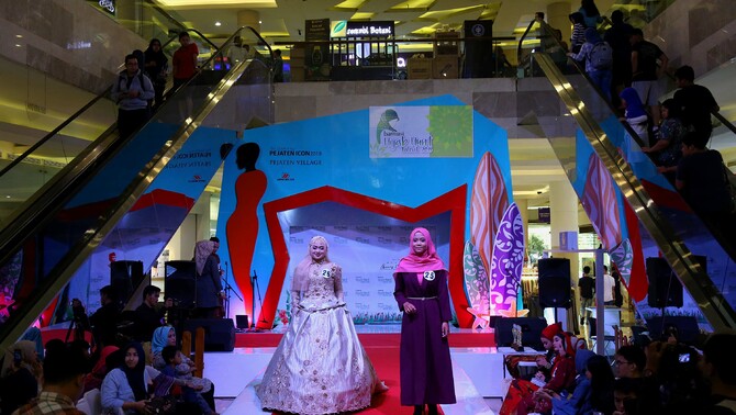 Peserta dalam peragaan busana hijab dalam acara Bamusi Hijab Hunt Talent 2018 di Jakarta, Minggu 6 Mei 2018.