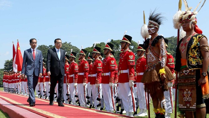 Presiden Joko Widodo (kiri) bersama Perdana Menteri Cina Li Keqiang memeriksa pasukan saat kunjungan kenegaraan di Istana Bogor, Jawa Barat, 7 Mei 2018. Sejumlah agenda PM Li selama di Indonesia, yaitu bertemu Presiden Joko Widodo di Istana Kepresidenan serta mengunjungi Sekretariat ASEAN dan menghadiri KTT Bisnis Indonesia-Cina serta membahas tindak lanjut inisiatif Jalur Sutera Maritim Abad ke-21 atau 