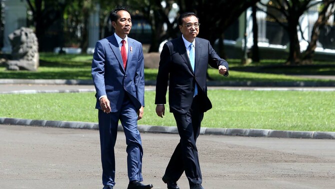 Presiden Joko Widodo (kiri) berjalan bersama Perdana Menteri Cina Li Keqiang dalam kunjungan kenegaraan di Istana Bogor, Jawa Barat, 7 Mei 2018.