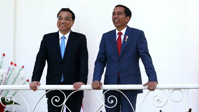 Presiden Joko Widodo (kanan) berbincang dengan Perdana Menteri Cina Li Keqiang (kiri) saat kunjungan kenegaraan di beranda Istana Bogor, Jawa Barat, 7 Mei 2018.
