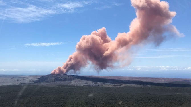 Asap dari aktivitas vulkanik gunung Kilauea terlihat di Hawaii, 3 Mei 2018. Sekitar 10.000 warga diminta untuk mengungsi setelah gunung berapi Kilauea di Pulau Besar meletus yang disertai gempa bumi.