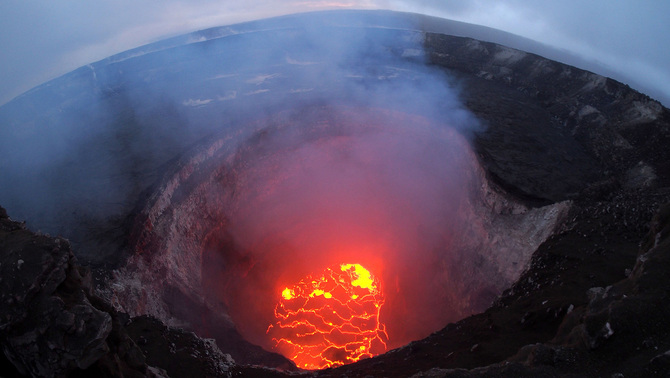 Foto kawah berisi magma gunung Kilauea berhasil diambil oleh Tim Survei Geologi Amerika Serikat setelah mengalami penurunan aktivitas vulkanik. Sebelumnya, muntahan lava aktivitas vulkanik gunung Kilauea tercatat hingga 220 meter dan meluncur keluar dari mulut kawah utama sejak 3 Mei 2018 hingga beberapa hari terakhir.