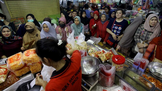 Pengunjung antre untuk membeli kue kering di sebuah toko di Pasar Jatinegara, Selasa 13 Juni 2018.