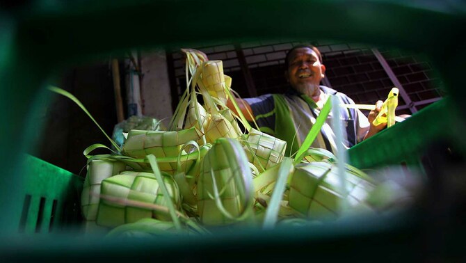 Pedagang ketupat menjajakan barang jualannya di Pasar Jatinegara, Jakarta, 13 Juni 2018.