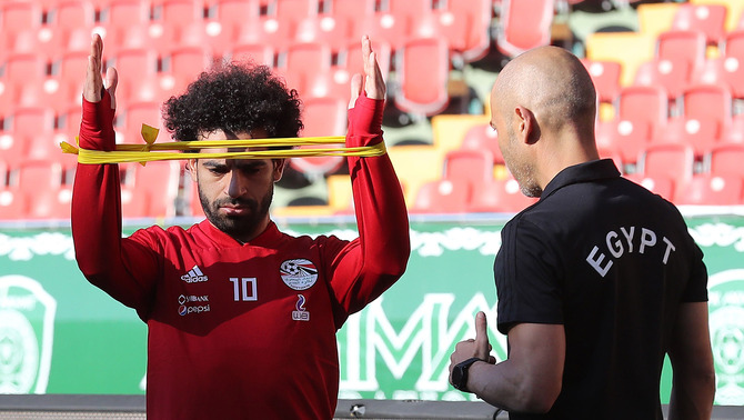 Pemain timnas Mesir, Mohamed Salah (kiri) melakukan terapi khusus pemulihan bahunya sebelum mengikuti sesi latihan jelang Piala Dunia 2018 di Stadion Akhmat Arena, Grozny, Rusia, 12 Juni 2018.