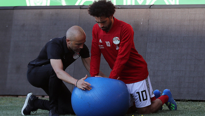 Pemain timnas Mesir, Mohamed Salah (kanan) melakukan terapi khusus pemulihan bahunya sebelum mengikuti sesi latihan jelang Piala Dunia 2018 di Stadion Akhmat Arena, Grozny, Rusia, 12 Juni 2018.