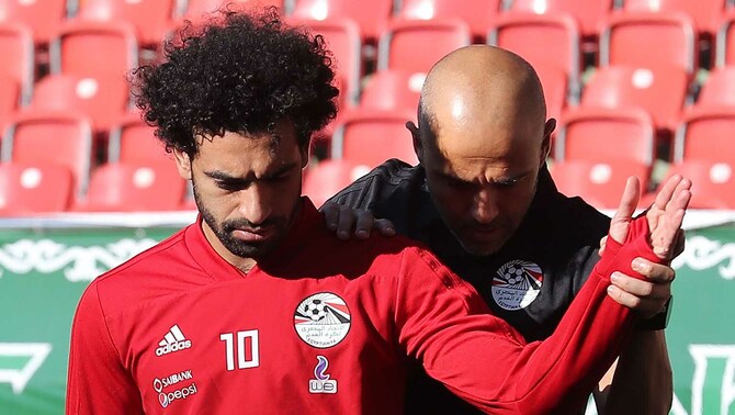 Pemain timnas Mesir, Mohamed Salah (kiri) melakukan terapi khusus pemulihan bahunya sebelum mengikuti sesi latihan jelang Piala Dunia 2018 di Stadion Akhmat Arena, Grozny, Rusia, 12 Juni 2018.