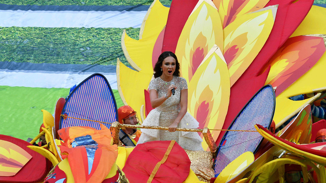 Penyanyi Rusia, Aida Garifullina beraksi dalam pembukaan Piala Dunia 2018 sekaligus laga pembuka antara Arab Saudi melawan Rusia di Stadion Luzhniki, Moskow, Rusia, 14 Juni 2018.