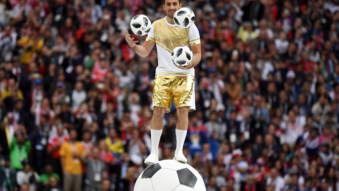 Seorang seniman beratraksi dalam pembukaan Piala Dunia 2018 di Stadion Luzhniki, Moskow, Rusia, 14 Juni 2018.