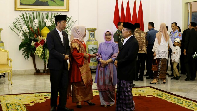 Presiden Joko Widodo bersama Ibu Negara Iriana Joko WIdodo, berbincang Wakil Presiden Jusuf Kalla dan Muffida Kalla di Istana Kepresidenan Bogor, Jawa Barat, Jumat 15 Juni 2018.