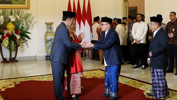 Presiden Joko Widodo bersama Ibu Negara Iriana Joko Widodo, dan Wakil Presiden Jusuf Kalla  menerima Ketua MPR Zulkiflie Hasan di Istana Kepresidenan Bogor, Jawa Barat, Jumat 15 Juni 2018.