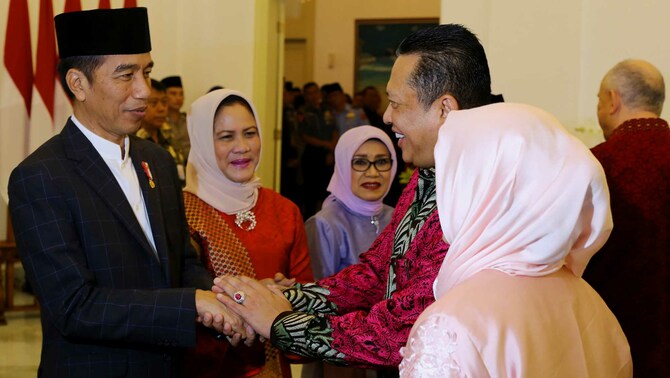 Presiden Joko Widodo bersama Ibu Negara Iriana Joko Widodo, bersalaman dengan Ketua DPR Bambang Soesatyo di Istana Kepresidenan Bogor, Jawa Barat, Jumat 15 Juni 2018.