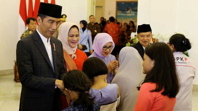 Presiden Joko Widodo bersama Ibu Negara Iriana Joko Widodo, dan Wakil Presiden Jusuf Kalla, dan Ibu Muffida Kalla menerima masyarakat umum dalam Silaturahmi Idulfitri di Istana Kepresidenan Bogor, Jawa Barat, Jumat 15 Juni 2018.