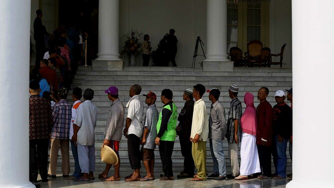 Ilustrasi : Antrian masyarakat umum untuk Silaturahmi Idulfitri bersama Presiden Joko Widodo, di Istana Kepresidenan Bogor, Jawa Barat.