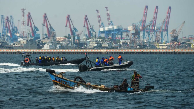 Anggota Direktorat Polisi Air Baharkam (Ditpolair) Polri menggelar patroli di kawasan perairan Pantai Ancol, Jakarta, Minggu 17 Juni 2018.