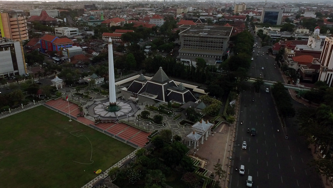 Sejumlah kendaraan melintas di Kawasan Tugu Pahlawan, Surabaya, Jawa Timur, 18 Juni 2018.