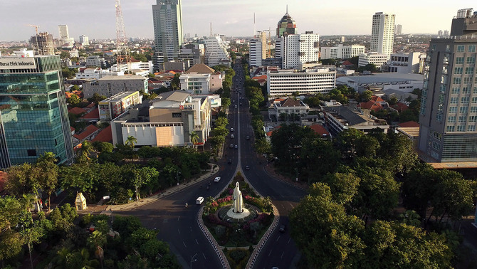 Sejumlah kendaraan melintas di Bundaran Bambu Runcing di Jalan Panglima Besar Sudirman, Surabaya, Jawa Timur, 18 Juni 2018.