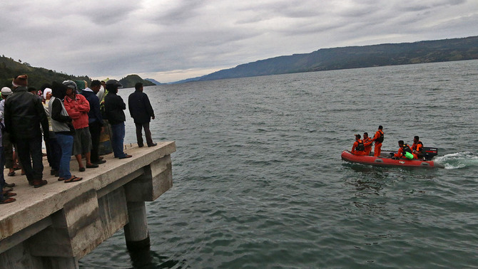 Personel Basarnas melakukan pencarian korban KM Sinar Bangun yang tenggelam di Danau Toba, Simalungun, Sumatra Utara, 19 Juni 2018. KM Sinar Bangun yang mengangkut 128 penumpang tenggelam di Danau Toba pada Senin (18/6) sore, 18 penumpang selamat, satu penumpang tewas, dan 109 penumpang lainnya masih dalam proses pencarian. 