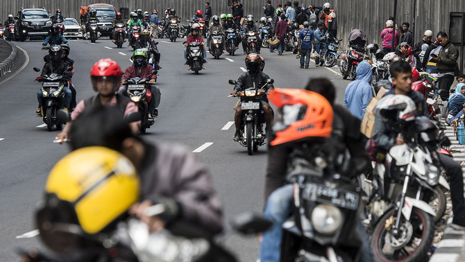 Pemudik sepeda motor berhenti sejenak di semi tunnel lingkar Nagreg, Kabupaten Bandung, Jawa Barat, 19 Juni 2018.