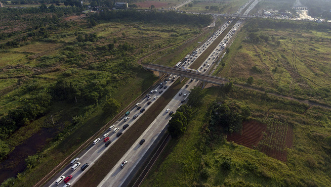 Sejumlah kendaraan melintasi jalur satu arah menuju Jakarta yang diberlakukan di tol Jakarta-Cikampek, di Cikopo, Purwakarta, Jawa Barat, 19 Juni 2018. Pihak kepolisian menerapkan sistem satu arah dari Tol Cipali hingga Cawang untuk mengurai kemacetan saat arus balik berlangsung. 