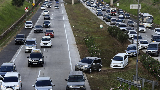 Sejumlah kendaraan melintasi jalur satu arah menuju Jakarta yang diberlakukan di tol Jakarta-Cikampek, di Cikopo, Purwakarta, Jawa Barat, 19 Juni 2018.