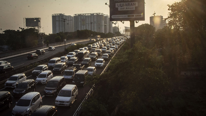Kepadatan arus lalu lintas kendaraan di tol Dalam Kota, di kawasan Cawang, Jakarta, 19 Juni 2018.