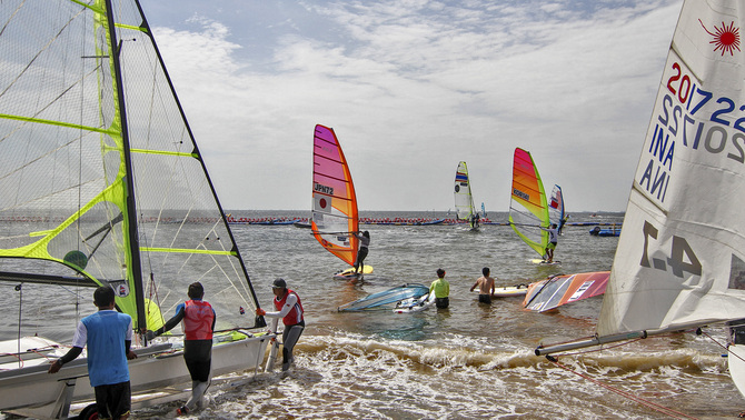 Sejumlah atlet layar bersiap mengikuti sesi latihan Asian Sailing Championship (ASC) 2018 di Indonesia National Sailing Centre (INSC), Ancol, Jakarta Utara, 20 Juni 2018.