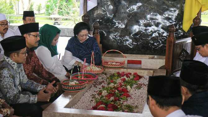 Putri Bung Karno sekaligus presiden ke-5 RI Megawati Soekarnoputri, didampingi Calon Gubernur Jawa Timur Saifullah Yusuf, dan cucu Bung Karno sekaligus Calon Wakil Gubernur Jawa Timur Puti Guntur Soekarno, saat berziarah di makam Bung Karno, Blitar, Jawa Timur, 20 Juni 2018.