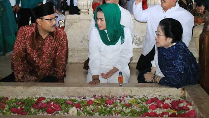 Putri Bung Karno sekaligus presiden ke-5 RI Megawati Soekarnoputri, berbincang dengan Calon Gubernur Jawa Timur Saifullah Yusuf, dan cucu Bung Karno sekaligus Calon Wakil Gubernur Jawa Timur Puti Guntur Soekarno, saat berziarah di makam Bung Karno, Blitar, Jawa Timur, 20 Juni 2018.