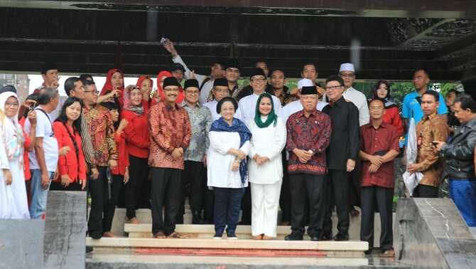 Putri Bung Karno sekaligus presiden ke-5 RI Megawati Soekarnoputri, didampingi Calon Gubernur Jawa Timur Saifullah Yusuf, dan cucu Bung Karno sekaligus Calon Wakil Gubernur Jawa Timur Puti Guntur Soekarno, berfoto bersama usai berziarah di makam Bung Karno, Blitar, Jawa Timur, 20 Juni 2018.