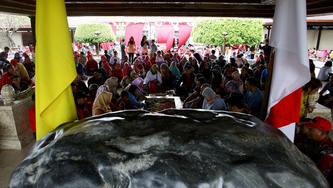 Warga memenuhi kompleks makam Bung Karno untuk berziarah dalam peringatan Haul Presiden pertama RI Soekarno Ke-48 di Blitar, Jawa Timur, Rabu 20 Juni 2018