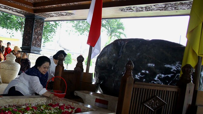 Presiden ke 5 RI Megawati Soekarnoputri saat berziarah ke makam Ayahnya saat peringatan (haul) Presiden RI pertama Soekarno Ke-48 di Blitar, Jawa Timur, Kamis 20 Juni 2018.