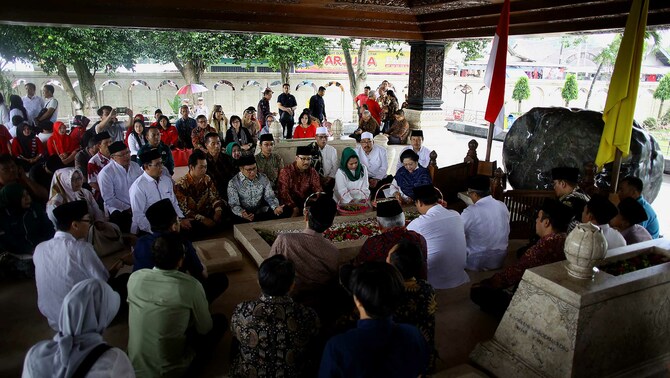 Presiden ke 5 RI Megawati Soekarnoputri, bersama calon gubernur dan calon wakil gubernur Jawa Timur, Saifullah Yusuf-Puti Guntur, serta sejumlah tokoh saat berziarah ke Makam Bung Karno, saat  peringatan (haul) Presiden RI pertama Soekarno Ke-48 di Blitar, Jawa Timur, Kamis 20 Juni 2018.