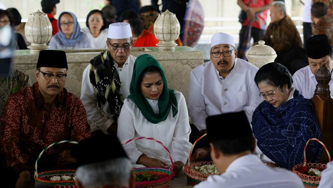 Presiden ke 5 RI Megawati Soekarnoputri, bersama calon gubernur dan calon wakil gubernur Jawa Timur, Saifullah Yusuf-Puti Guntur, serta sejumlah tokoh saat berziarah ke Makam Bung Karno, saat  peringatan (haul) Presiden RI pertama Soekarno Ke-48 di Blitar, Jawa Timur, Kamis 20 Juni 2018.